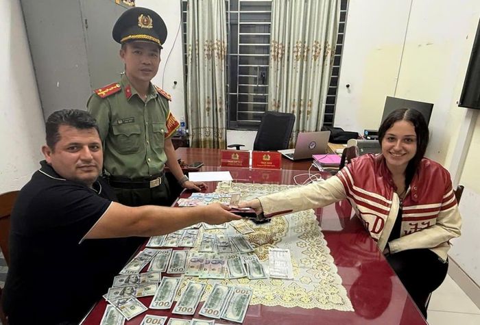 Dưới sự chứng kiến của Công an phường, chị Anna trao trả tài sản cho anh Hasan Burser.