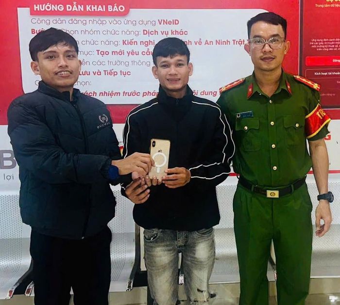 Anh Dân trao trả tài sản nhặt được cho anh Đệ.