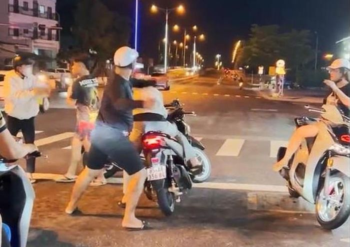 Hình ảnh vụ xô xát tại một ngã tư ở phường Nam Nha Trang vào đêm 12-10.