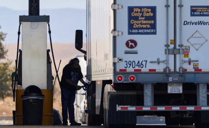Một tài xế đổ dầu diesel cho xe đầu kéo tại một trạm dừng chân dành cho xe tải ở Dunnigan, bang California, Mỹ, ngày 28-9/2026. Ảnh: Reuters