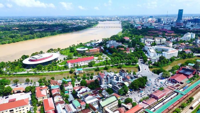 Cảnh quan công viên trước Ga Huế và bờ sông An Cựu.