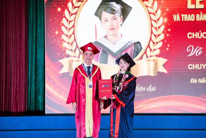 Dương được vinh danh Thủ khoa toàn khóa học 2022 - 2026, xếp loại Giỏi và đại diện khóa phát biểu tại buổi lễ.