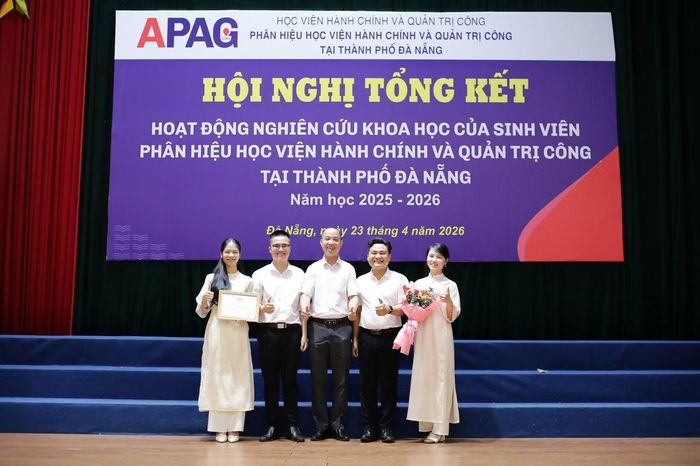Ánh Dương (ngoài cùng, bên phải) tham gia nghiên cứu khoa học.