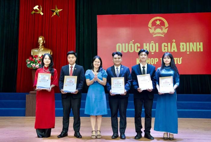 Ánh Dương (ngoài cùng, bên trái) tham gia tham gia các hoạt động chuyên môn trong quá trình học tập.