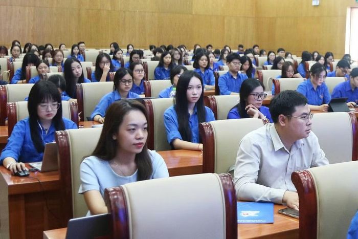 Các đại biểu tham dự chương trình.