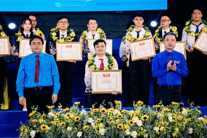 Anh Lê Ngọc Trí (giữa) Chủ tịch Hội Liên hiệp Thanh niên Việt Nam xã Nam Hải Lăng, tỉnh Quảng Trị.