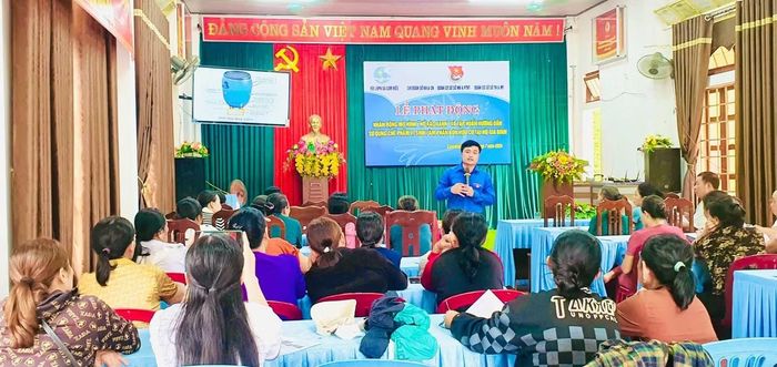 Ngọc Trí hướng dẫn kỹ thuật ủ phân hữu cơ vi sinh tại hộ gia đình cho người dân tại xã Hiếu Giang, tỉnh Quảng Trị.