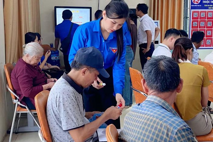 Chị Đào hỗ trợ người dân tại địa phương.