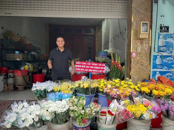 Anh Lương Duy Nhân chuẩn bị 1.000 nhành cúc trắng để tặng miễn phí người dân tiễn đưa các liệt sĩ. Ảnh: Nhân vật cung cấp