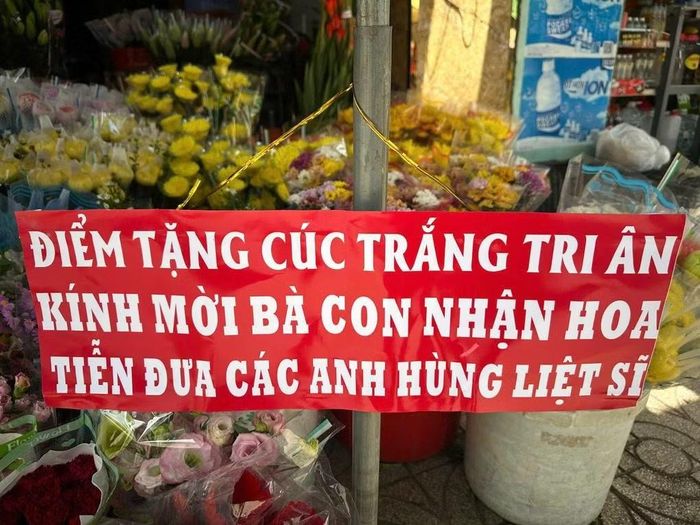 Bảng thông báo tặng hoa miễn phí được anh treo trước cửa hàng. Ảnh: Nhân vật cung cấp
