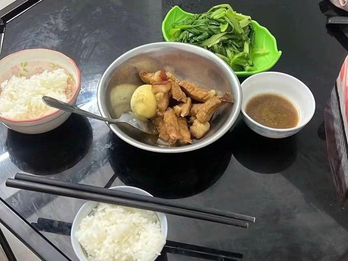 Bữa ăn đơn giản với nguồn thực phẩm do bố mẹ ở quê gửi lên. Ảnh: Nhân vật cung cấp