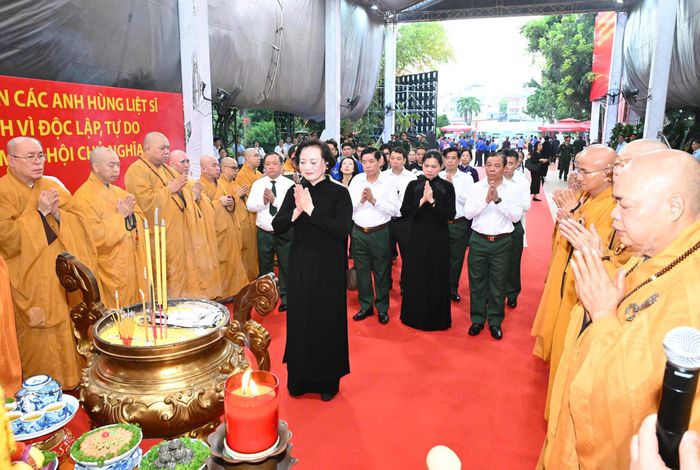 Phó Thủ tướng Phạm Thị Thanh Trà cùng các đại biểu dâng hương tưởng niệm tại lễ cầu nguyện. Ảnh: VIỆT DŨNG
