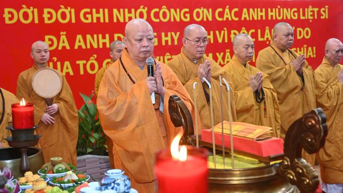 Hòa thượng Thích Lệ Trang chủ trì nghi thức cầu nguyện. Ảnh: MẠNH THẮNG