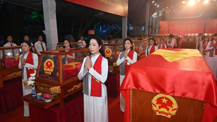 Đội ngũ văn nghệ sĩ thành phố cầu nguyện tại buổi lễ. Ảnh: MẠNH THẮNG