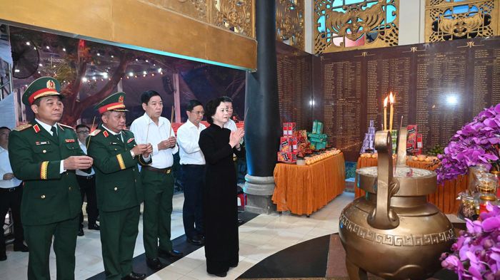 Phó Thủ tướng Phạm Thị Thanh Trà cùng các đại biểu dâng hương tưởng niệm các Anh hùng liệt sĩ. Ảnh: MẠNH THẮNG