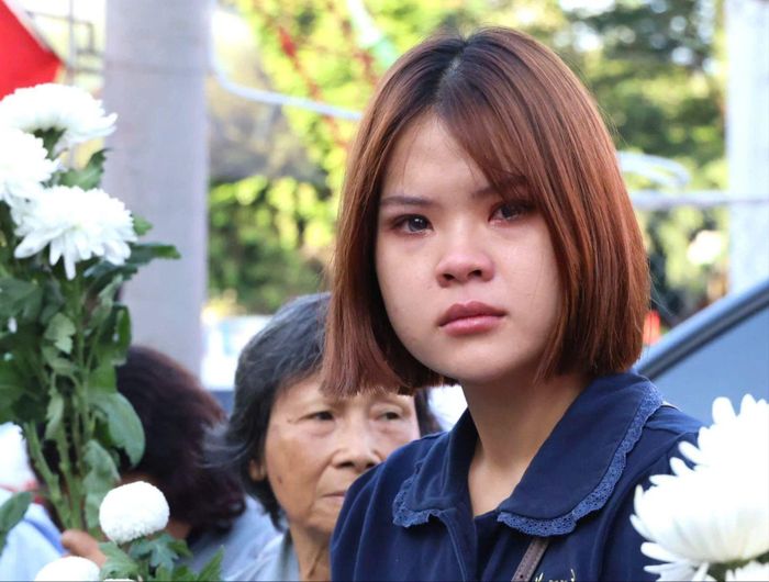  7 giờ sáng, đông đảo người dân có mặt trên đường Trường Sơn, chờ tiễn các Anh hùng liệt sĩ về nơi an nghỉ. Ảnh: HOÀNG TRIỀU 