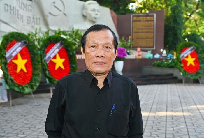  Ông Lê Chí Công, con trai Anh hùng Lực lượng vũ trang nhân dân, liệt sĩ Lê Thị Riêng, có mặt tại Công viên Lê Thị Riêng từ sớm, trước giờ diễn ra buổi lễ. Ảnh: MẠNH THẮNG 