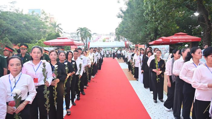  Đông đảo người dân đến tưởng niệm các Anh hùng liệt sĩ từ sáng sớm, trước giờ diễn ra buổi lễ. Ảnh: MẠNH THẮNG 