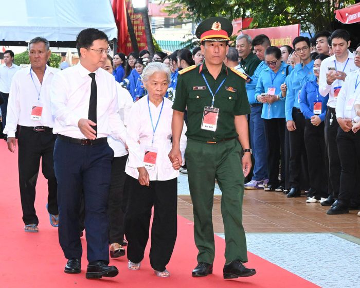  Bà Nguyễn Thị Lệ, vợ liệt sĩ Huỳnh Văn Quên, đến dự lễ truy điệu và an táng các liệt sĩ. Ảnh: VIỆT DŨNG 
