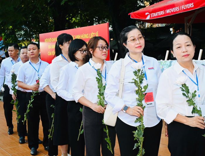  Đại biểu đến sớm để dự lễ. Ảnh: VIỆT DŨNG 