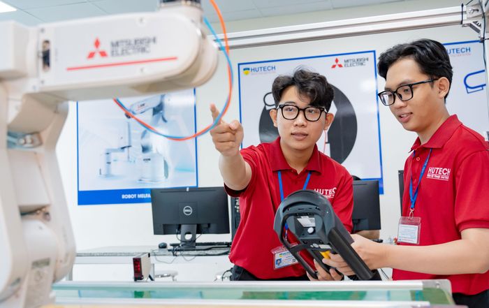  Sinh viên ngành Tự động hóa Trường Đại học Công nghệ TPHCM trong giờ thực hành. Ảnh: THANH HÙNG 