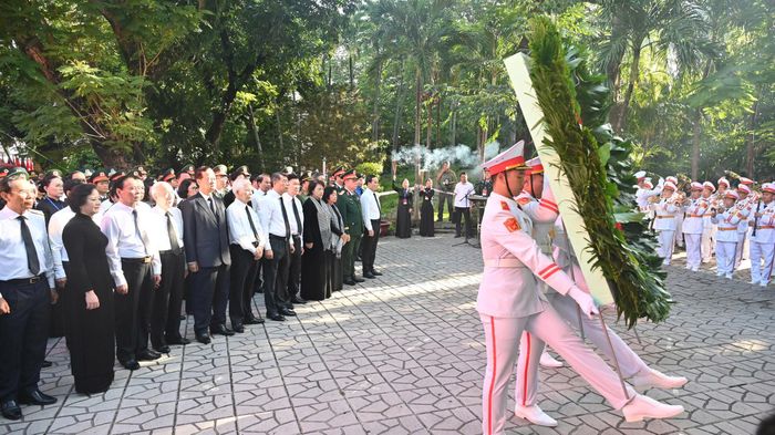  Thủ tướng Chính phủ Lê Minh Hưng cùng các đại biểu dâng hương tại Tượng đài Tổng Bí thư Trần Phú. Ảnh: MẠNH THẮNG 