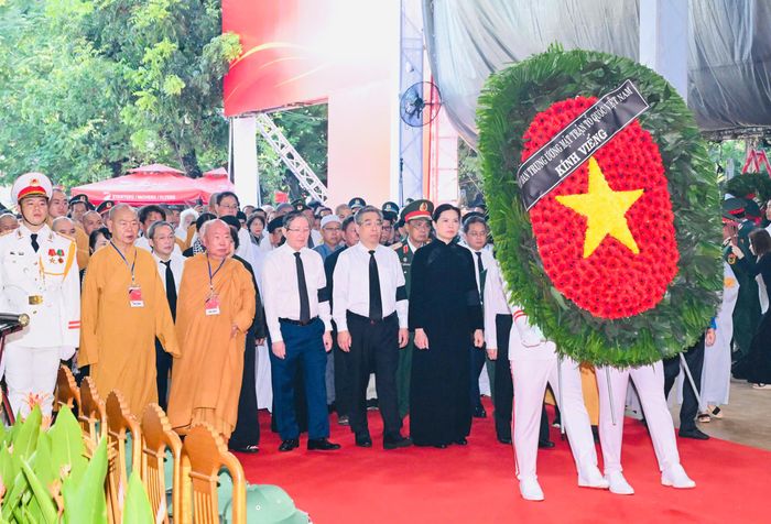  Đoàn đại biểu Ủy ban Trung ương MTTQ Việt Nam do đồng chí Hà Thị Nga, Phó Chủ tịch - Tổng Thư ký Ủy ban Trung ương MTTQ Việt Nam, làm trưởng đoàn dâng hoa, dâng hương tưởng niệm các Anh hùng liệt sĩ. Ảnh: VIỆT DŨNG 