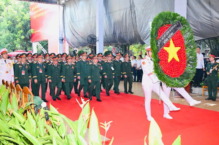  Đoàn đại biểu Đảng ủy - Bộ Tư lệnh Quân khu 7 do Trung tướng Trần Vinh Ngọc làm trưởng đoàn dâng hoa, dâng hương tưởng niệm các Anh hùng liệt sĩ. Ảnh: VIỆT DŨNG 