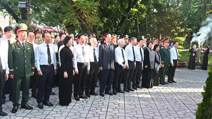  Thủ tướng Lê Minh Hưng cùng các đại biểu dâng hương tại Tượng đài Tổng Bí thư Trần Phú. Ảnh: MẠNH THẮNG 