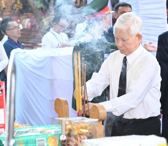  Nguyên Chủ tịch nước Nguyễn Minh Triết dâng hương 