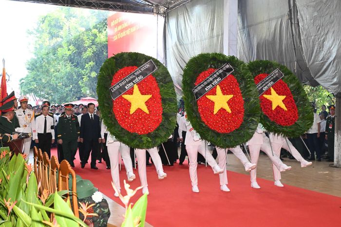  Đoàn đại biểu Trung ương do Thủ tướng Lê Minh Hưng làm trưởng đoàn dâng hoa tưởng niệm các Anh hùng liệt sĩ. Ảnh: VIỆT DŨNG 
