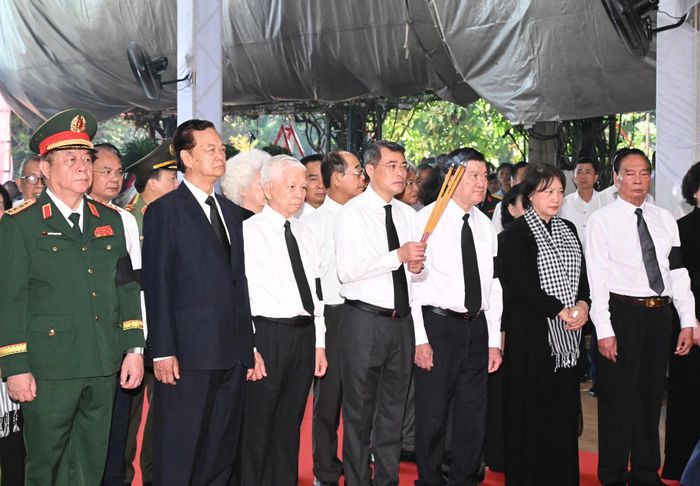  Đoàn đại biểu Trung ương do Thủ tướng Lê Minh Hưng làm trưởng đoàn dâng hương tưởng niệm các Anh hùng liệt sĩ. Ảnh: VIỆT DŨNG 