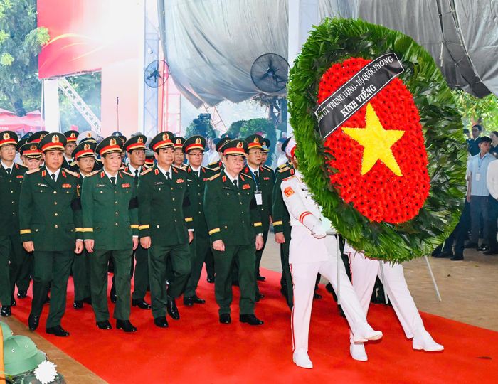  Đoàn đại biểu Quân ủy Trung ương - Bộ Quốc phòng do Đại tướng Nguyễn Trọng Nghĩa làm trưởng đoàn dâng hoa, dâng hương tưởng niệm các Anh hùng liệt sĩ. Ảnh: VIỆT DŨNG 