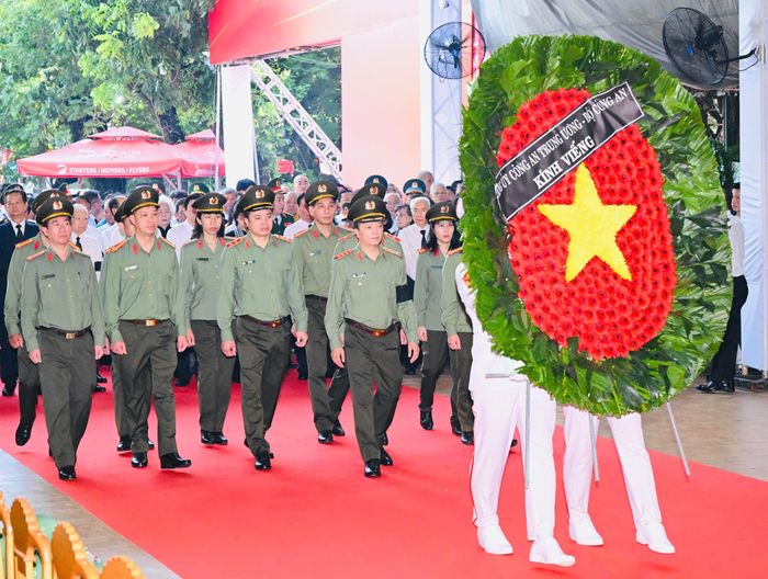  Đoàn đại biểu Đảng ủy Công an Trung ương - Bộ Công an do Thượng tướng Đặng Hồng Đức, Thứ trưởng Bộ Công an, làm trưởng đoàn dâng hoa, dâng hương tưởng niệm các Anh hùng liệt sĩ. Ảnh: VIỆT DŨNG 