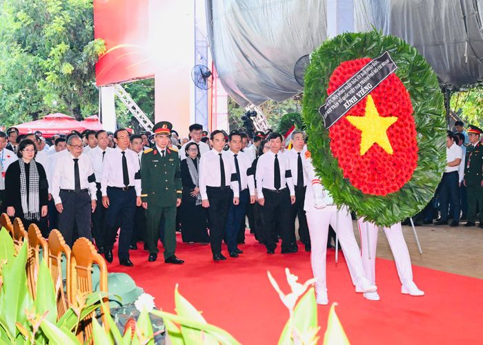  Đoàn đại biểu Thành ủy, HĐND, UBND, Ủy ban MTTQ Việt Nam TPHCM cùng các đồng chí nguyên lãnh đạo TPHCM, do đồng chí Trần Lưu Quang làm trưởng đoàn, dâng hoa, dâng hương tưởng niệm các Anh hùng liệt sĩ. Ảnh: VIỆT DŨNG 