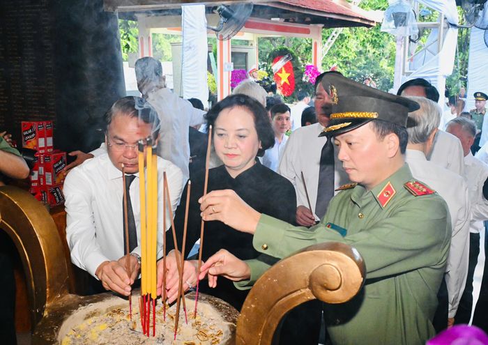  Các đại biểu dâng hương tưởng niệm Tổng Bí thư Trần Phú và các Anh hùng liệt sĩ. Ảnh: VIỆT DŨNG 