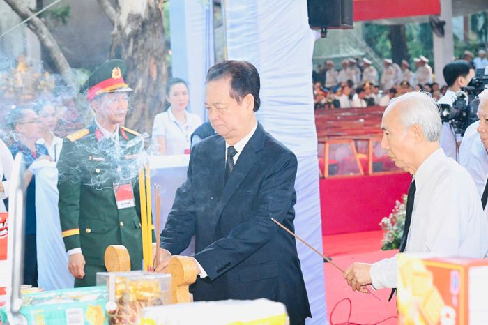  Nguyên Thủ tướng Nguyễn Tấn Dũng dâng hương 