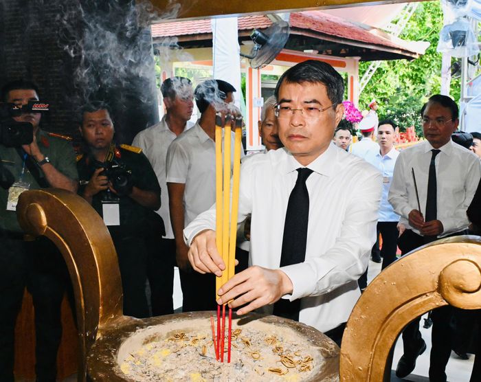  Thủ tướng Lê Minh Hưng dâng hương tưởng niệm các anh hùng liệt sĩ 