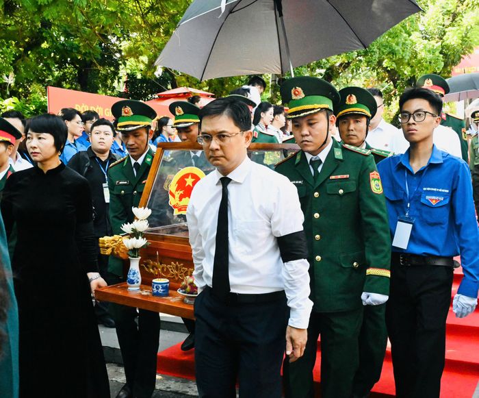  Hài cốt liệt sĩ được trang trọng đưa rời Công viên Lê Thị Riêng sau lễ truy điệu. Ảnh: VIỆT DŨNG 