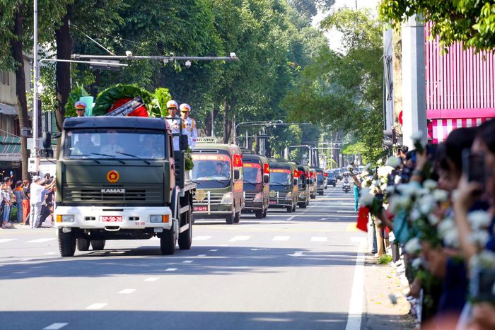 Đoàn xe đưa hài cốt các liệt sĩ đi trên đường Điện Biên Phủ, đoạn gần Công viên Lê Văn Tám. Ảnh: MẠNH THẮNG 
