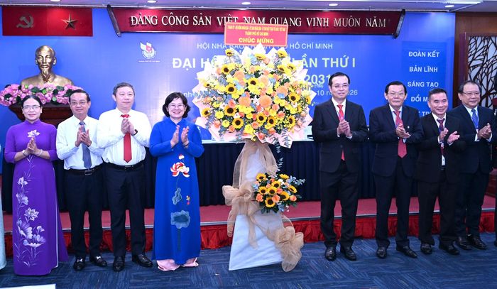  Phó Bí thư Thành ủy TPHCM Văn Thị Bạch Tuyết và các đồng chí lãnh đạo TPHCM tặng hoa của Thành ủy - HĐND - UBND TPHCM - Ủy ban MTTQ Việt Nam TPHCM chúc mừng đại hội. Ảnh: VĂN MINH 