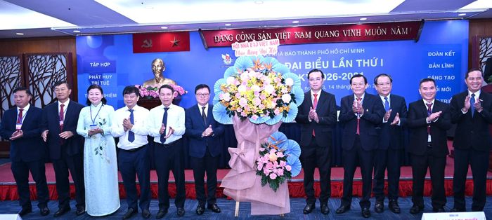  Đồng chí Lê Quốc Minh tặng hoa của Hội Nhà báo Việt Nam chúc mừng đại hội. Ảnh: VĂN MINH 