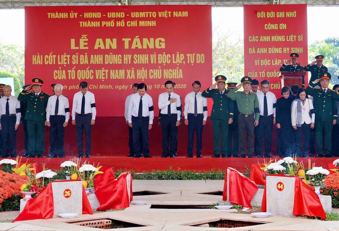 Các đại biểu dành phút mặc niệm tưởng nhớ các Anh hùng liệt sĩ. Ảnh: HOÀNG HÙNG