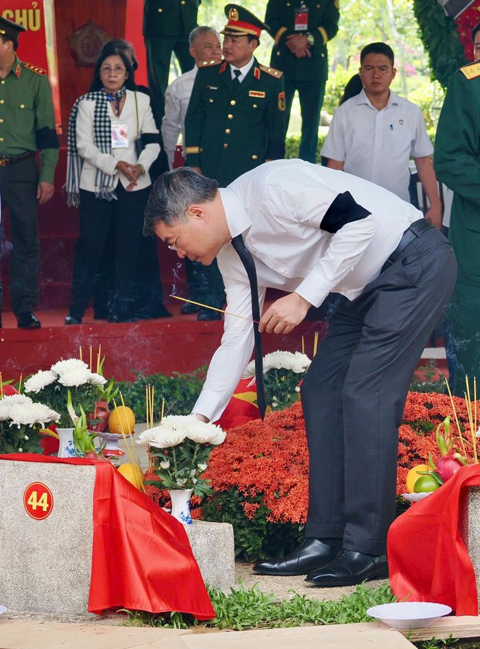 Thủ tướng Lê Minh Hưng thắp nhang tại các phần mộ liệt sĩ. Ảnh: VIỆT DŨNG