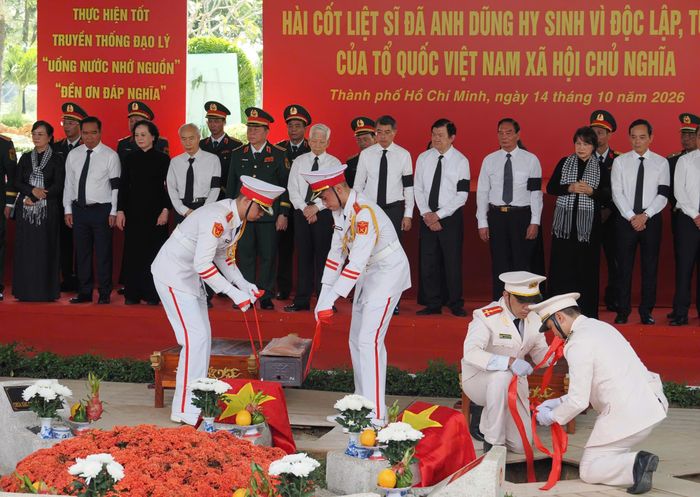 Sau nghi thức thu lồng kính, thu Quốc kỳ, hài cốt các liệt sĩ được trang trọng hạ huyệt. Ảnh: HOÀNG HÙNG