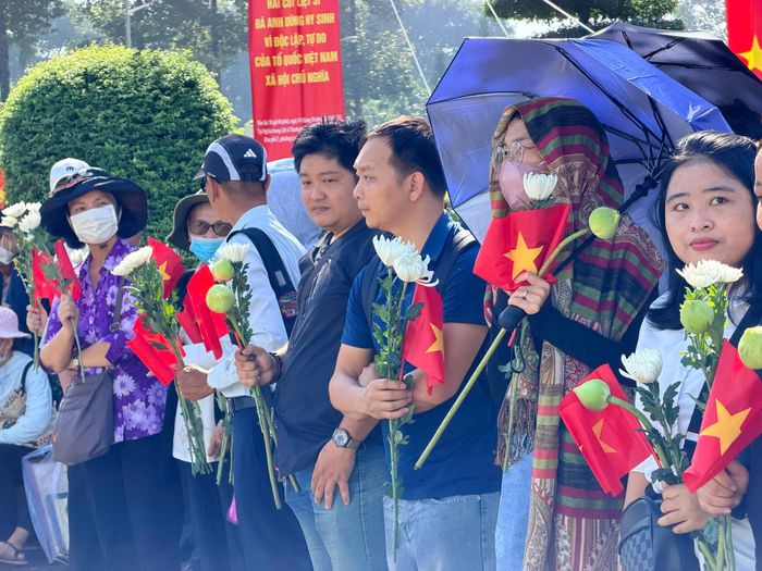 Đông đảo người dân có mặt tại cổng Nghĩa trang Liệt sĩ TPHCM, chờ đón hài cốt các liệt sĩ về an nghỉ. Ảnh: HOÀNG HÙNG
