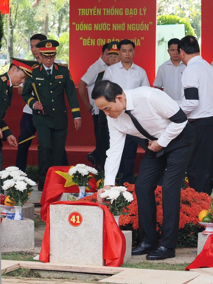Bí thư Thành ủy TPHCM Trần Lưu Quang thắp nhang tại các phần mộ liệt sĩ. Ảnh: VIỆT DŨNG