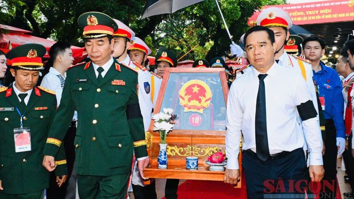  Chủ tịch UBND TPHCM Nguyễn Văn Được và Trung tướng Trương Mạnh Dũng, Phó Tổng Tham mưu trưởng Quân đội nhân dân Việt Nam khiêng giá khiêng hài cốt liệt sĩ lên xe để di chuyển đến Nghĩa trang Liệt sĩ TPHCM 