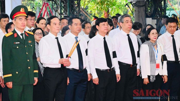  Bí thư Thành ủy TPHCM Trần Lưu Quang cùng lãnh đạo, nguyên lãnh đạo TPHCM dâng hương 