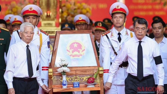 Thủ tướng Lê Minh Hưng cùng nguyên Chủ tịch nước Nguyễn Minh Triết khiêng giá khiêng hài cốt liệt sĩ lên xe để di chuyển đến Nghĩa trang Liệt sĩ TPHCM 